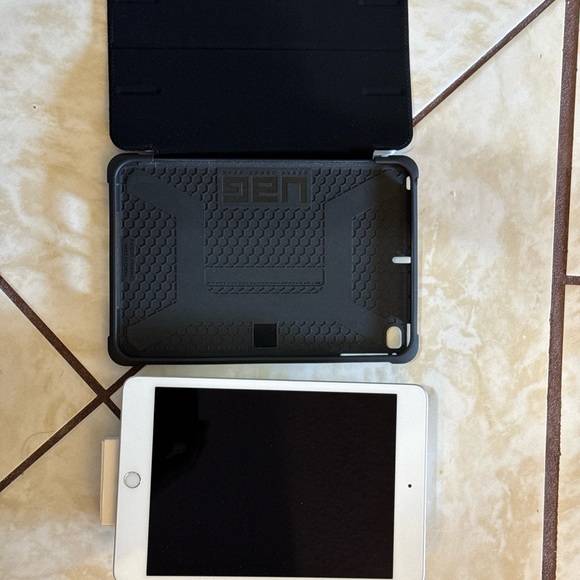 Apple iPad Mini (Wi-Fi, 256GB) - Silver New Condition - Picture 5 of 15